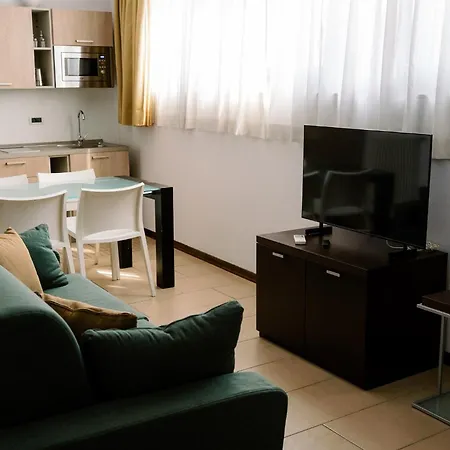 Carlton Hotel apartamentowy 3*